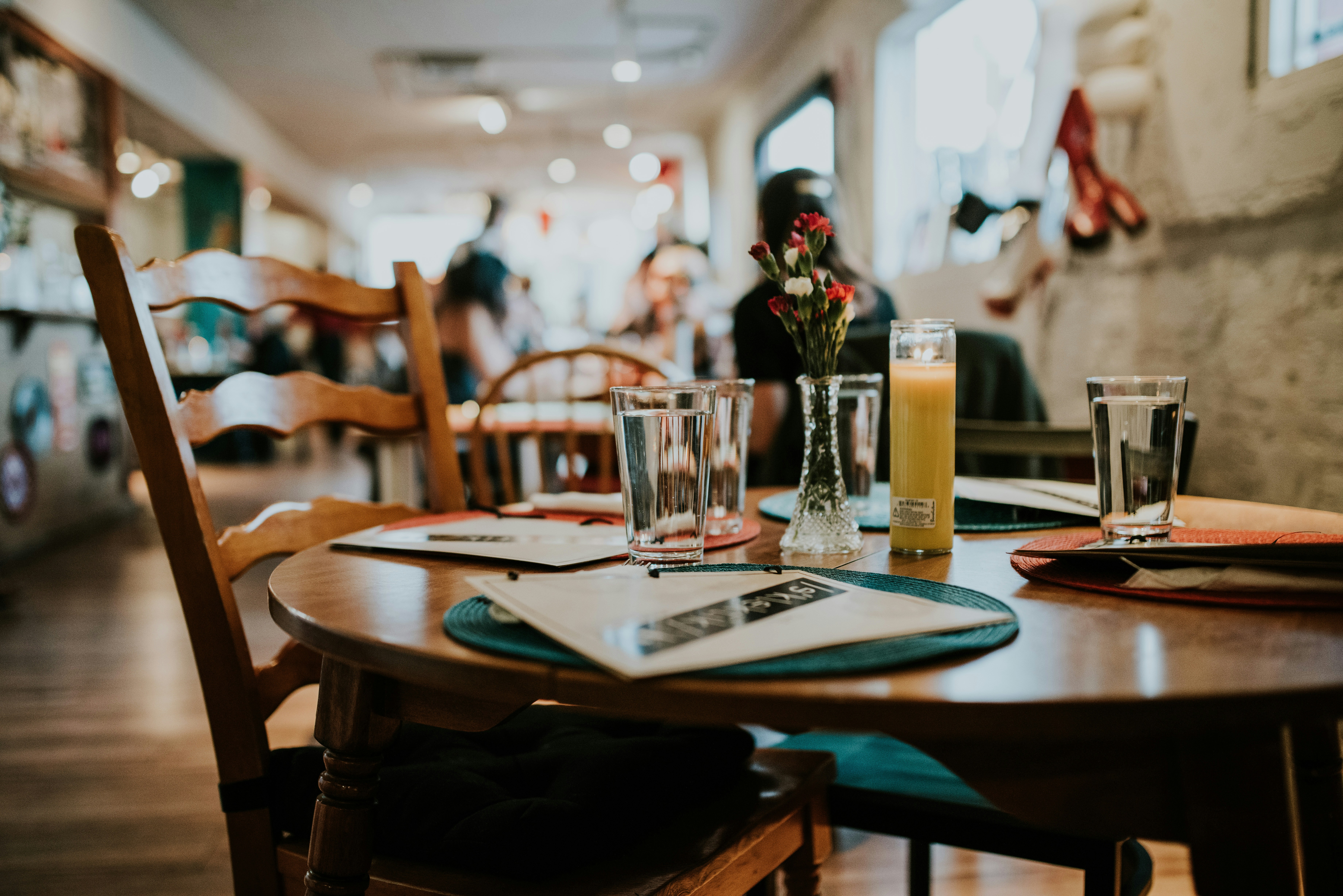 Salle de restaurant chaleureuse