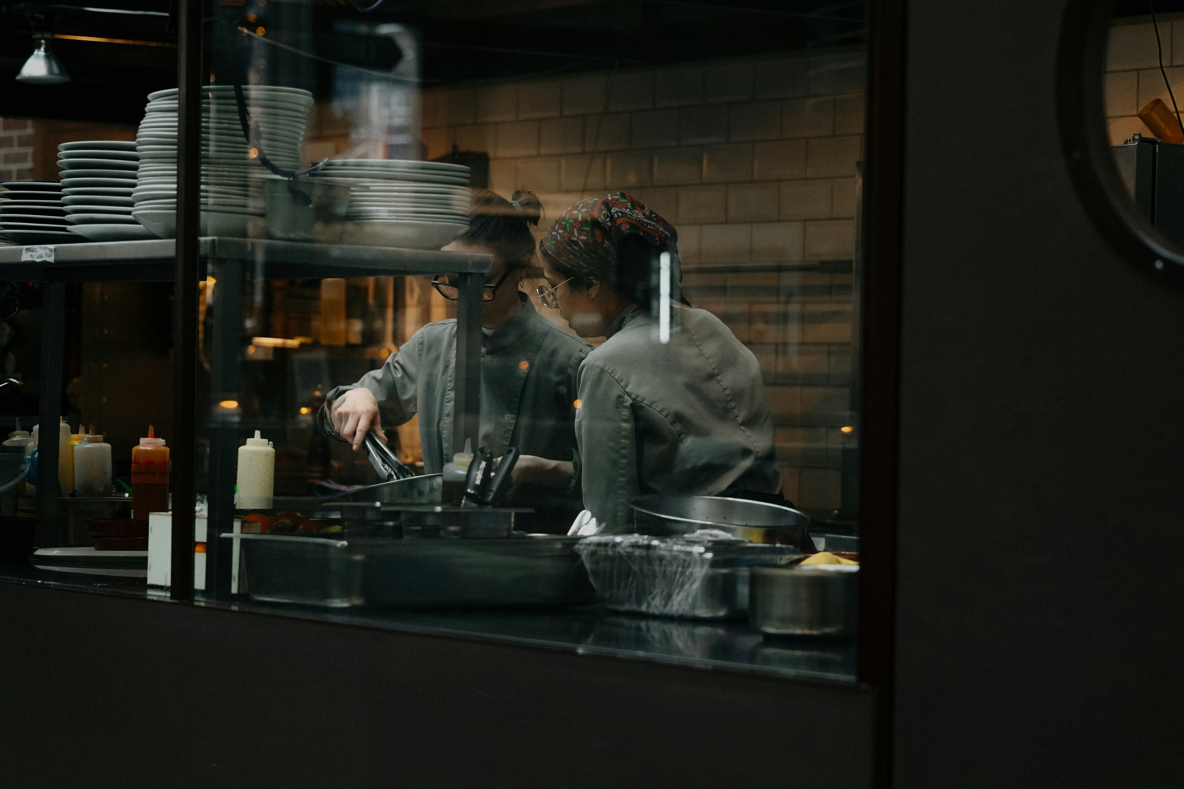 Chefs en pleine activité dans une cuisine de restaurant