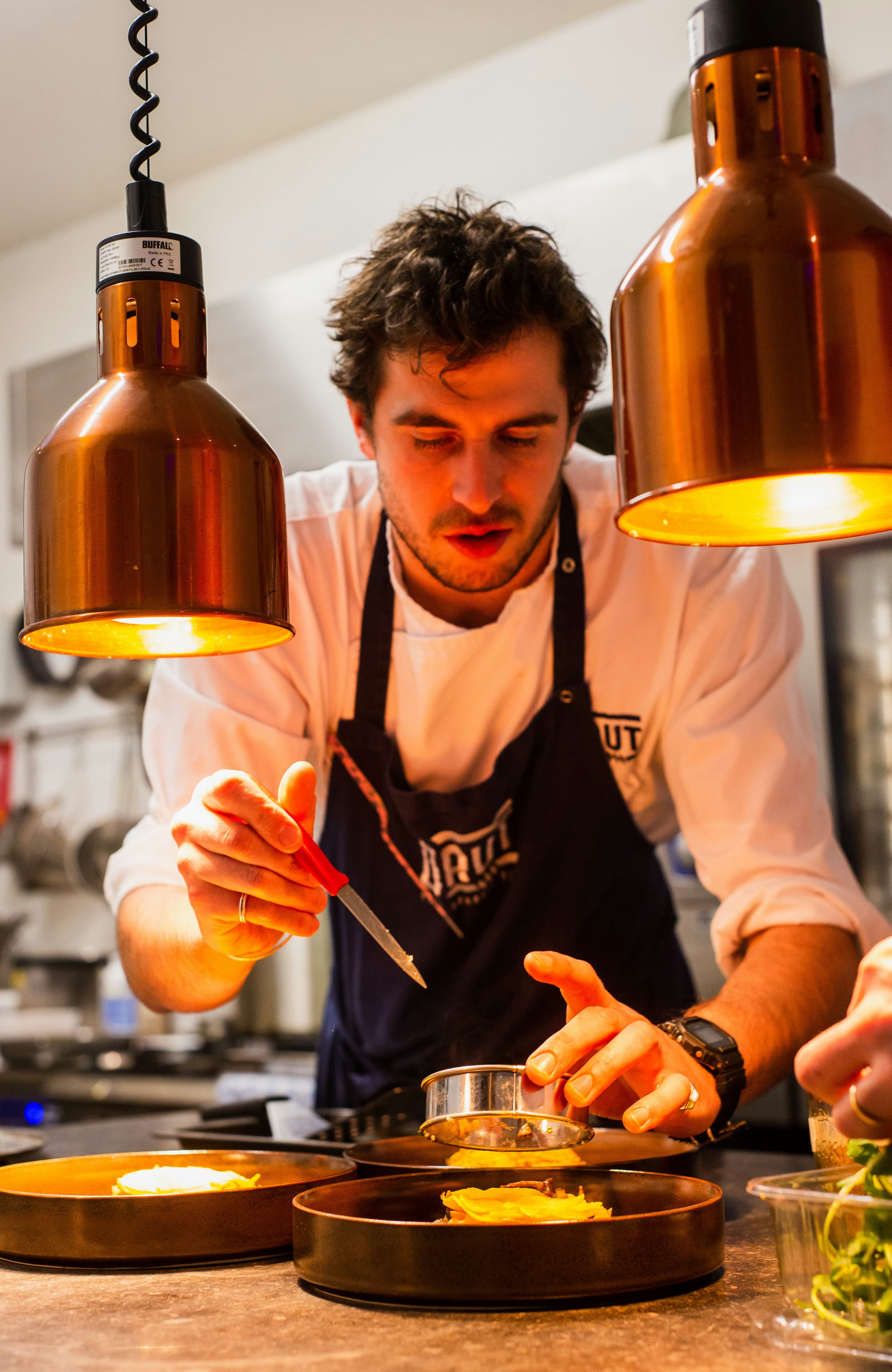 Chef dressant une assiette avec précision