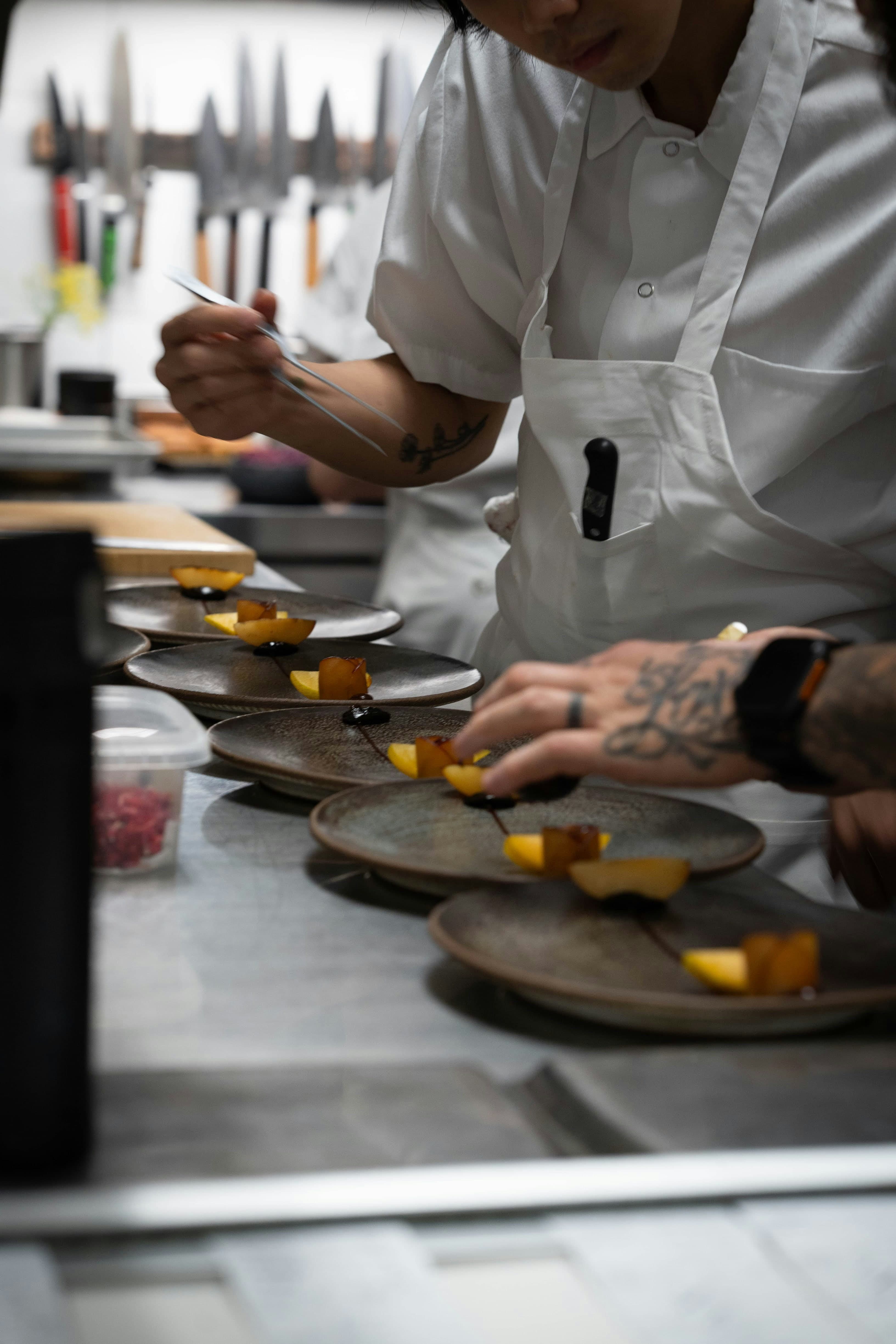 Chef dressant un plat en cuisine professionnelle
