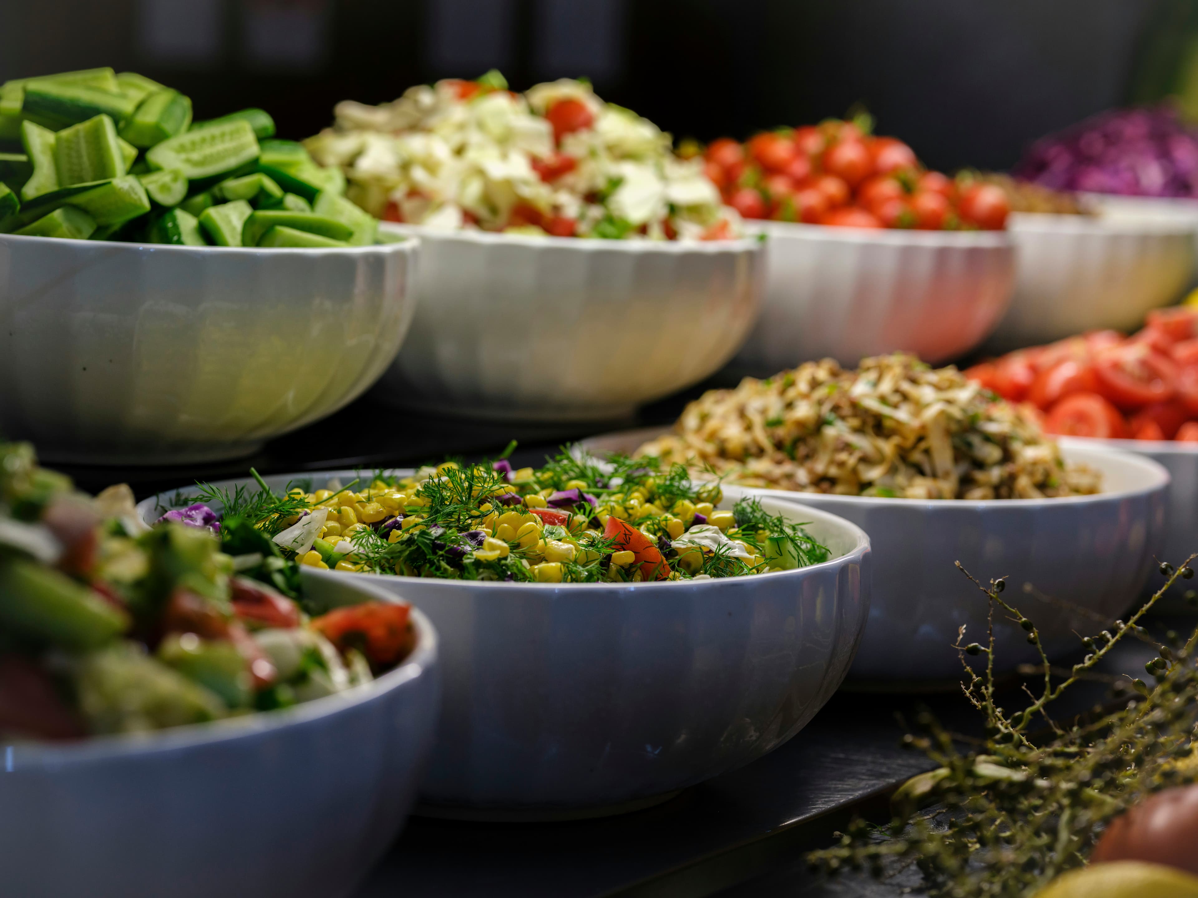 Rangées de préparations culinaires prêtes pour le service